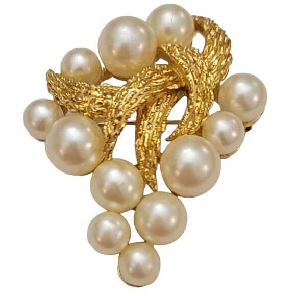 Trifari Crown Over T Gold Tone Faux Pearl Grape Cluster Brooch Pin, Signed M748 - Picture 1 of 7